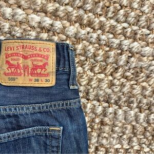 569 Levi's Men's Loose Straight Blue Jeans (38x30)